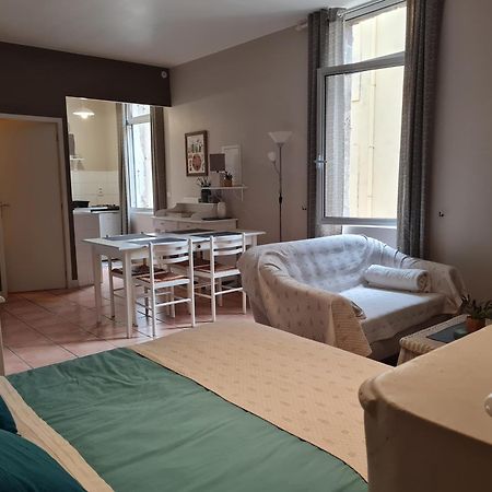 LE PRIEURE - STUDIOS jusqu'à 4 personnes Villeneuve-lès-Béziers Extérieur photo