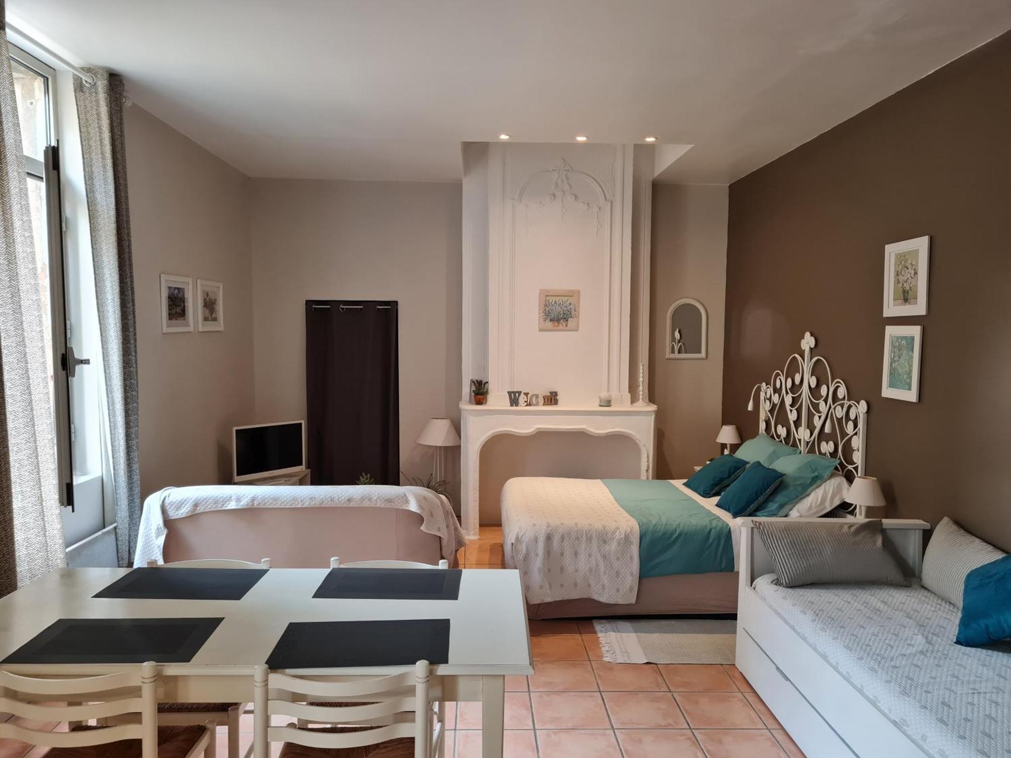 LE PRIEURE - STUDIOS jusqu'à 4 personnes Villeneuve-lès-Béziers Extérieur photo