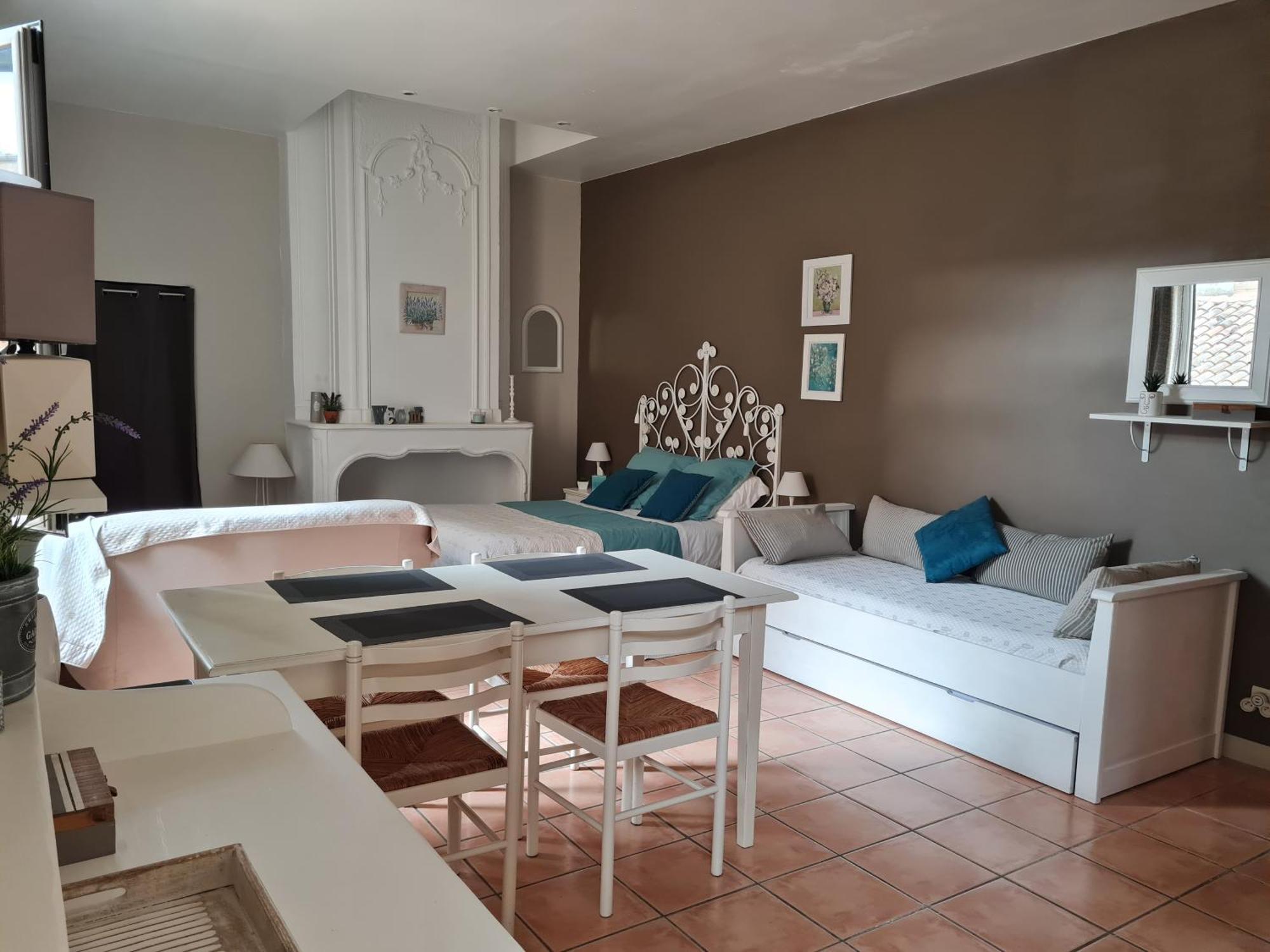 LE PRIEURE - STUDIOS jusqu'à 4 personnes Villeneuve-lès-Béziers Extérieur photo